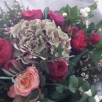 Bouquet rond de roses et d'hortensia