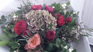 Bouquet rond de roses et d'hortensia